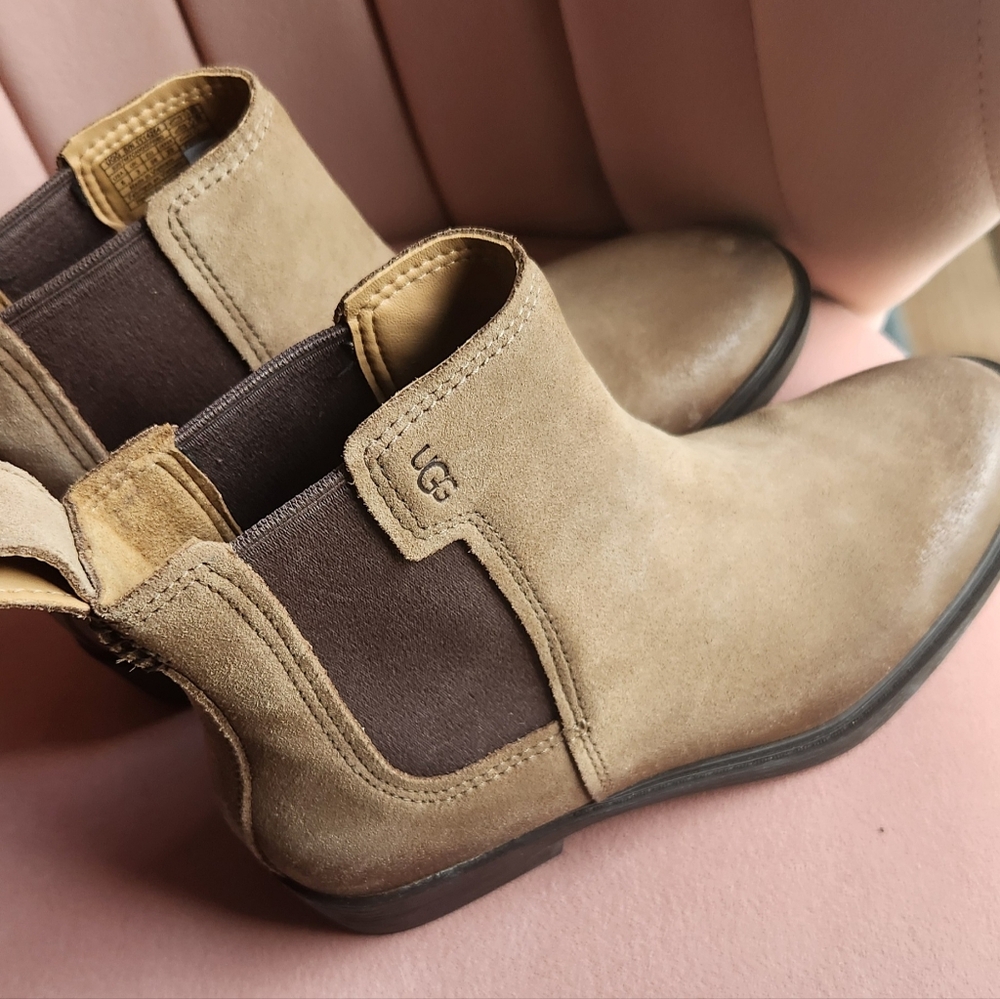 UGG Chelsea Boot